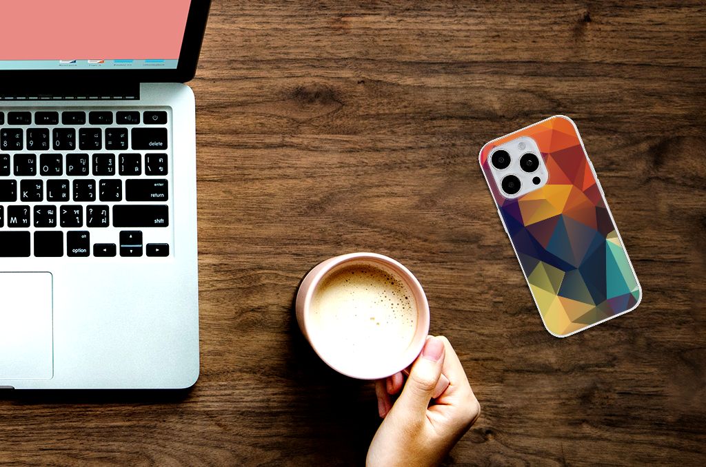 iPhone 15 Pro TPU Hoesje Polygon Color op een bureau met laptop en mok koffie ☕.