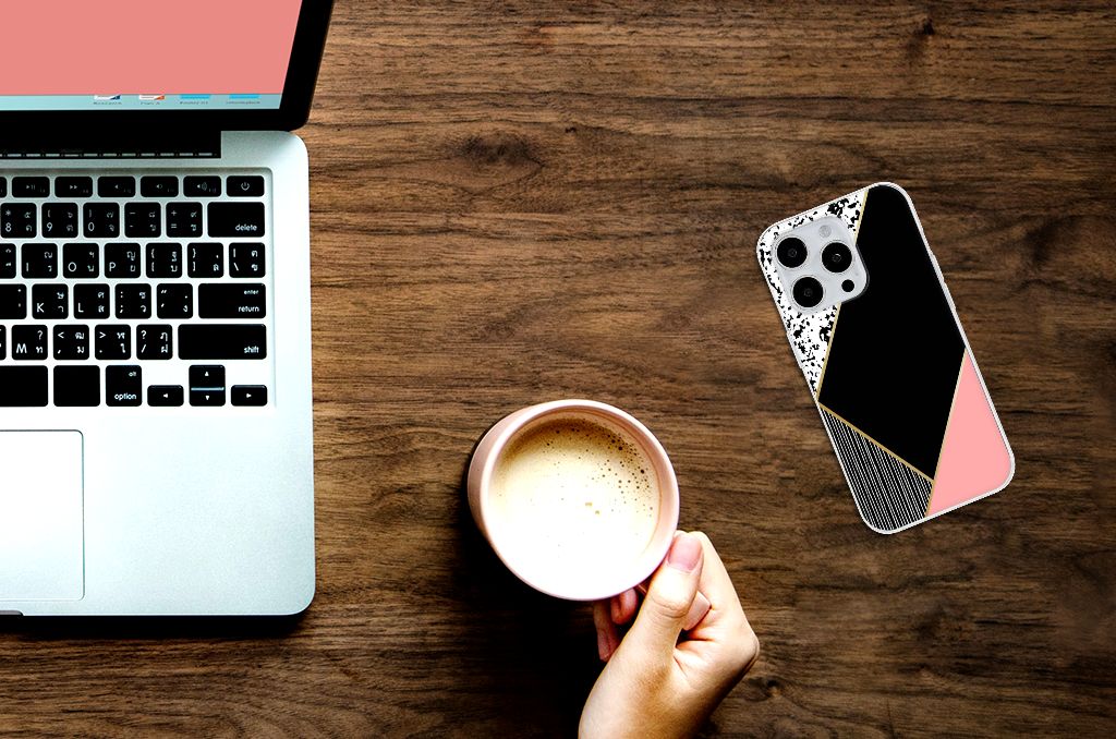 iPhone 15 Pro TPU Hoesje Zwart Roze Vormen met elegante ontwerpen en een hand die een koffie vast houdt