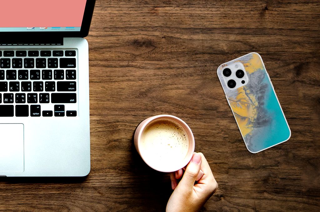iPhone 15 Pro TPU Siliconen Hoesje Marble Blue Gold op tafel naast laptop en koffiemok