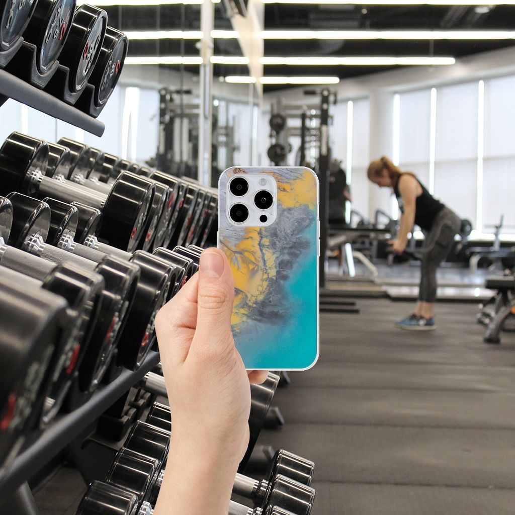 iPhone 15 Pro TPU Siliconen Hoesje Marble Blue Gold hand fitnessruimte aanzicht