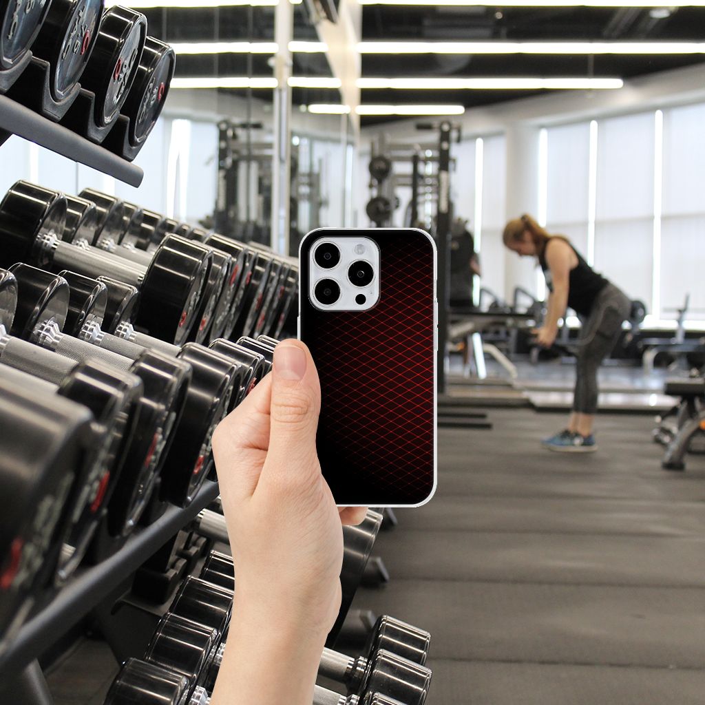 iPhone 15 Pro TPU bumper Geruit Rood in hand met halters op de achtergrond in een sportschool.