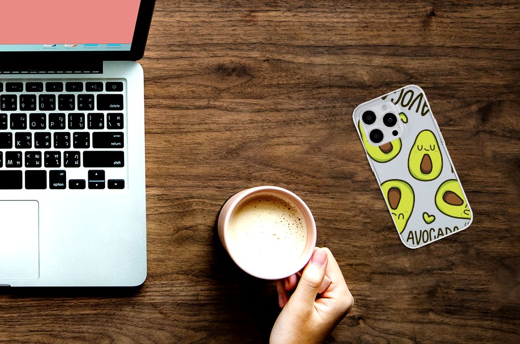 iPhone 15 Pro Telefoonhoesje met Naam Avocado Singing met schattige avocado's op een bureau met laptop en koffie