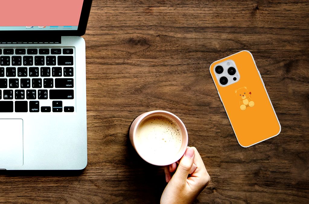 iPhone 15 Pro Telefoonhoesje met Naam Baby Beer op een bureau met een laptop en een kopje koffie.