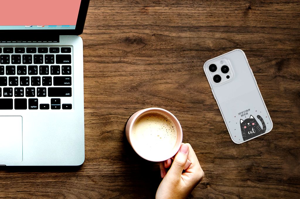 iPhone 15 Pro Telefoonhoesje met Naam Cat Good Day ligt naast een laptop en een kop koffie.