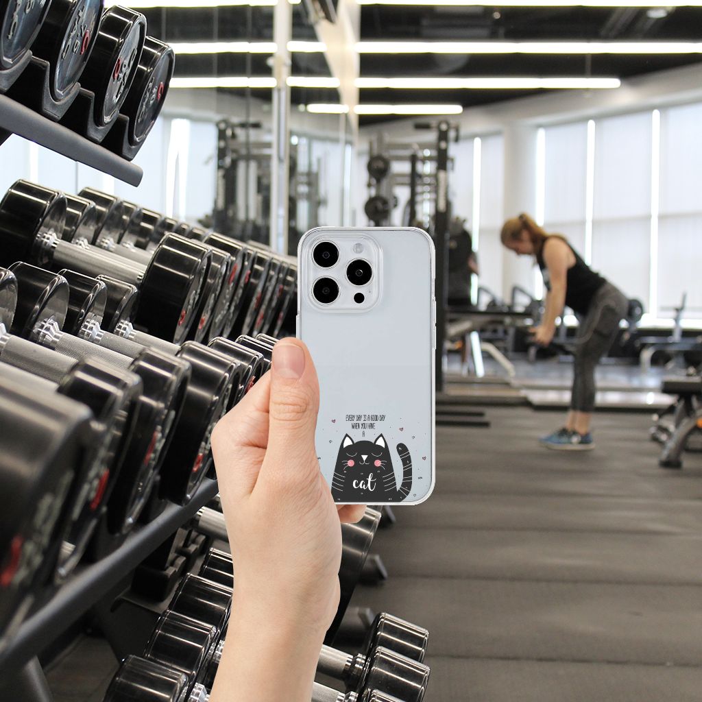 iPhone 15 Pro Telefoonhoesje met Naam Cat Good Day in een sportschool met gewichten op de achtergrond.