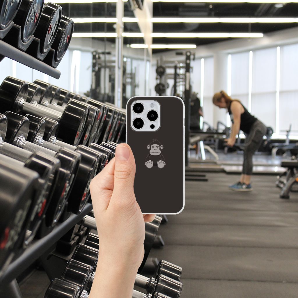 iPhone 15 Pro Telefoonhoesje met Naam Gorilla op een hand in de sportschool met gewichten.