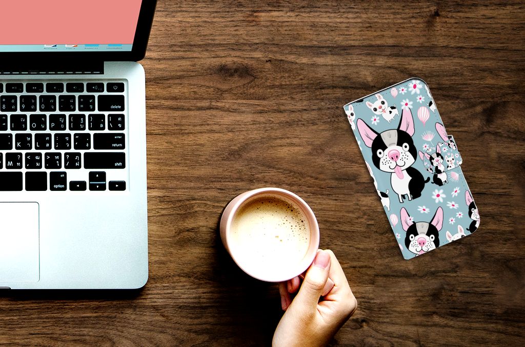 iPhone 15 Pro Telefoonhoesje met Pasjes Hondjes naast laptop en koffie