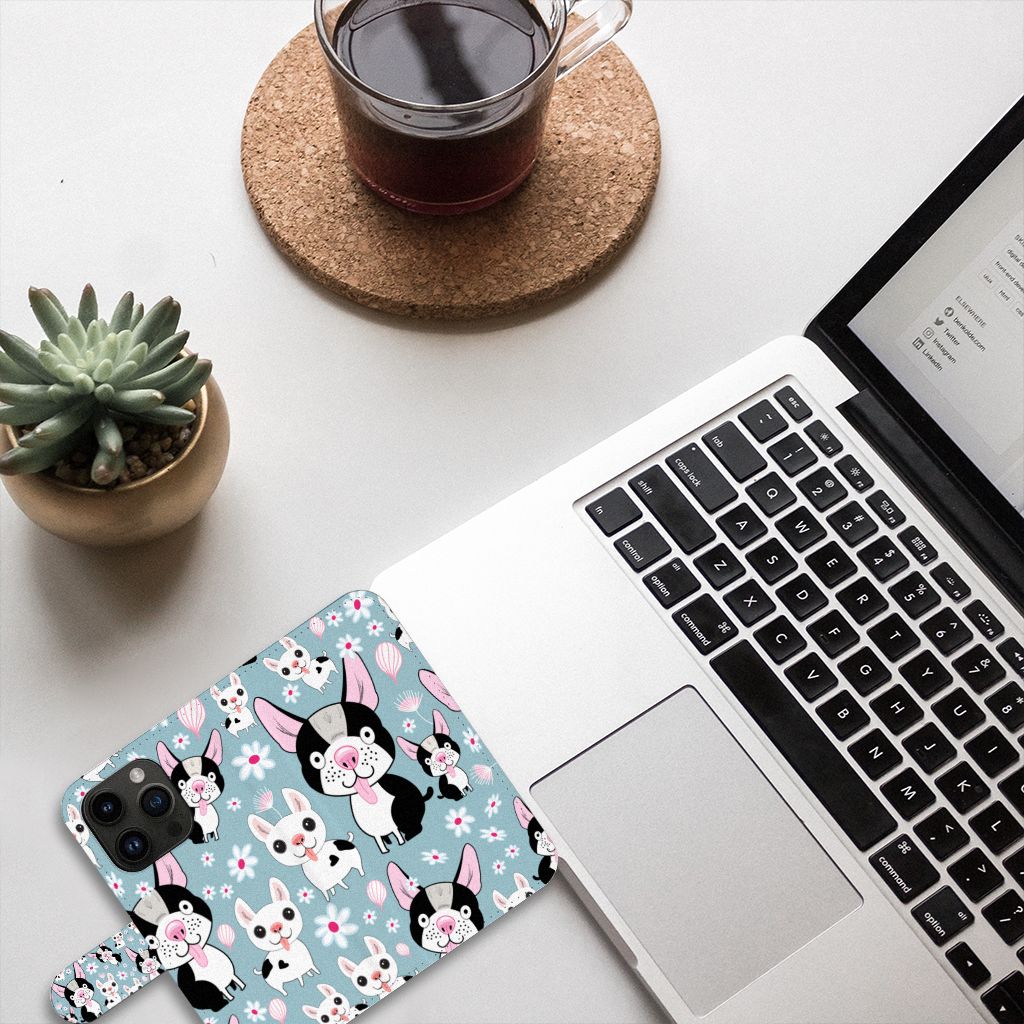iPhone 15 Pro Telefoonhoesje met Pasjes Hondjes op een bureau met laptop en planten, kleurrijk ontwerp 🐶.