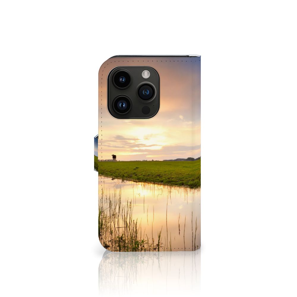iPhone 15 Pro Telefoonhoesje met Pasjes Koe met een prachtig landschap en koeien in de natuur.