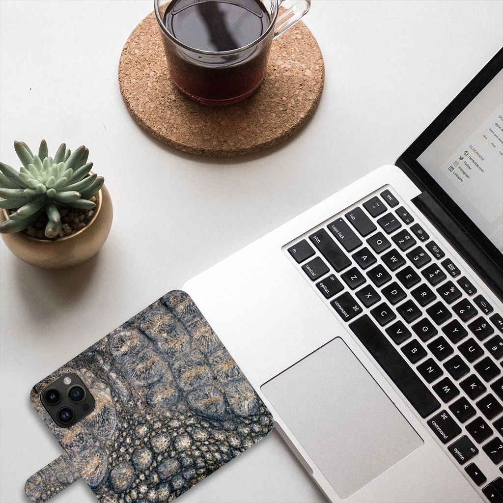 iPhone 15 Pro Telefoonhoesje met Pasjes Krokodillenprint op bureau naast laptop en plant 🌵