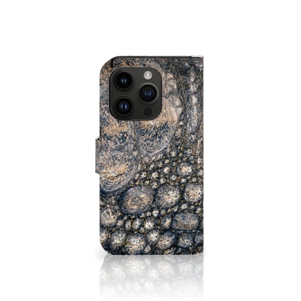 iPhone 15 Pro Telefoonhoesje met Pasjes Krokodillenprint met een stoere krokodillenpatroon.