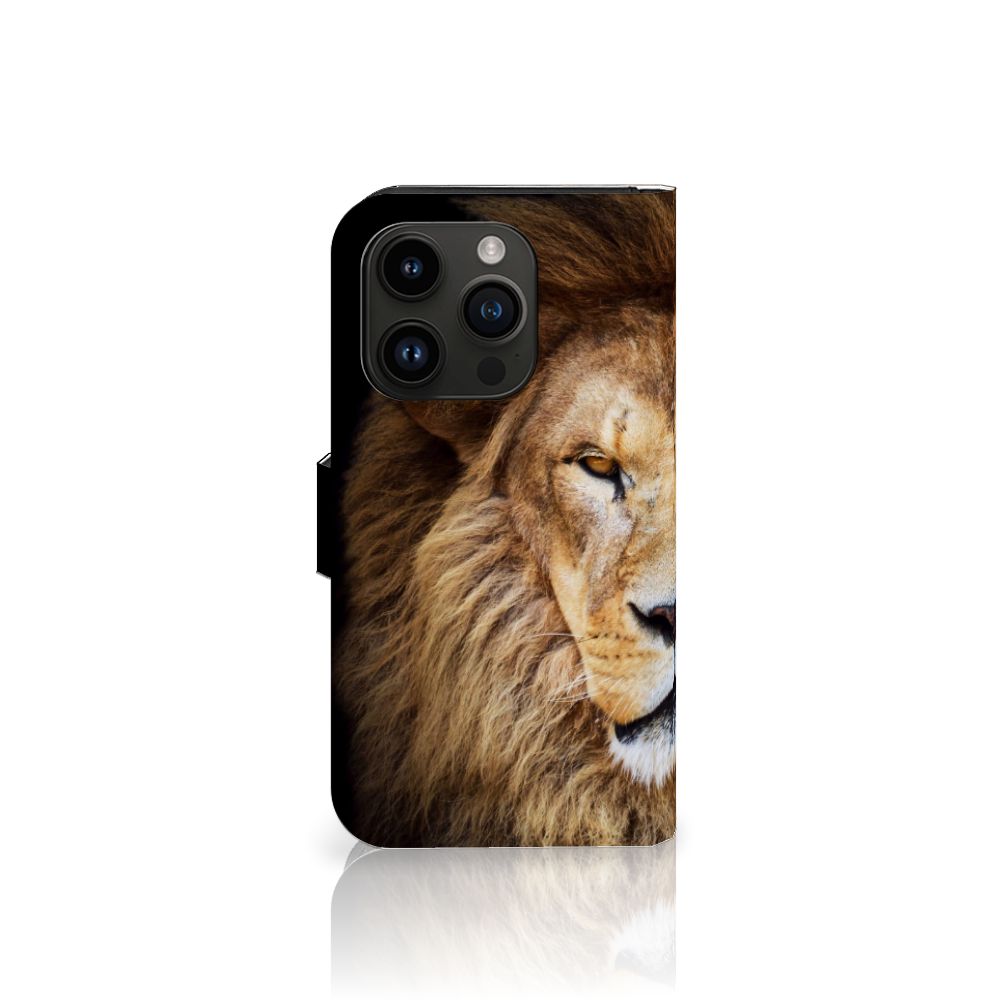 iPhone 15 Pro Telefoonhoesje met Pasjes Leeuw met afbeelding van een majestueuze leeuw. 🦁