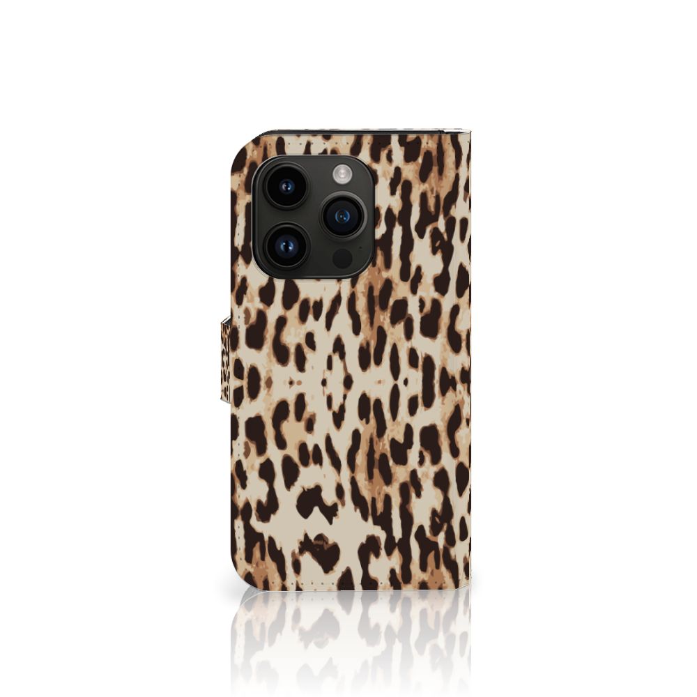 iPhone 15 Pro Telefoonhoesje met Pasjes Leopard met stijlvolle panterprint en magnetische sluitclip 🐆