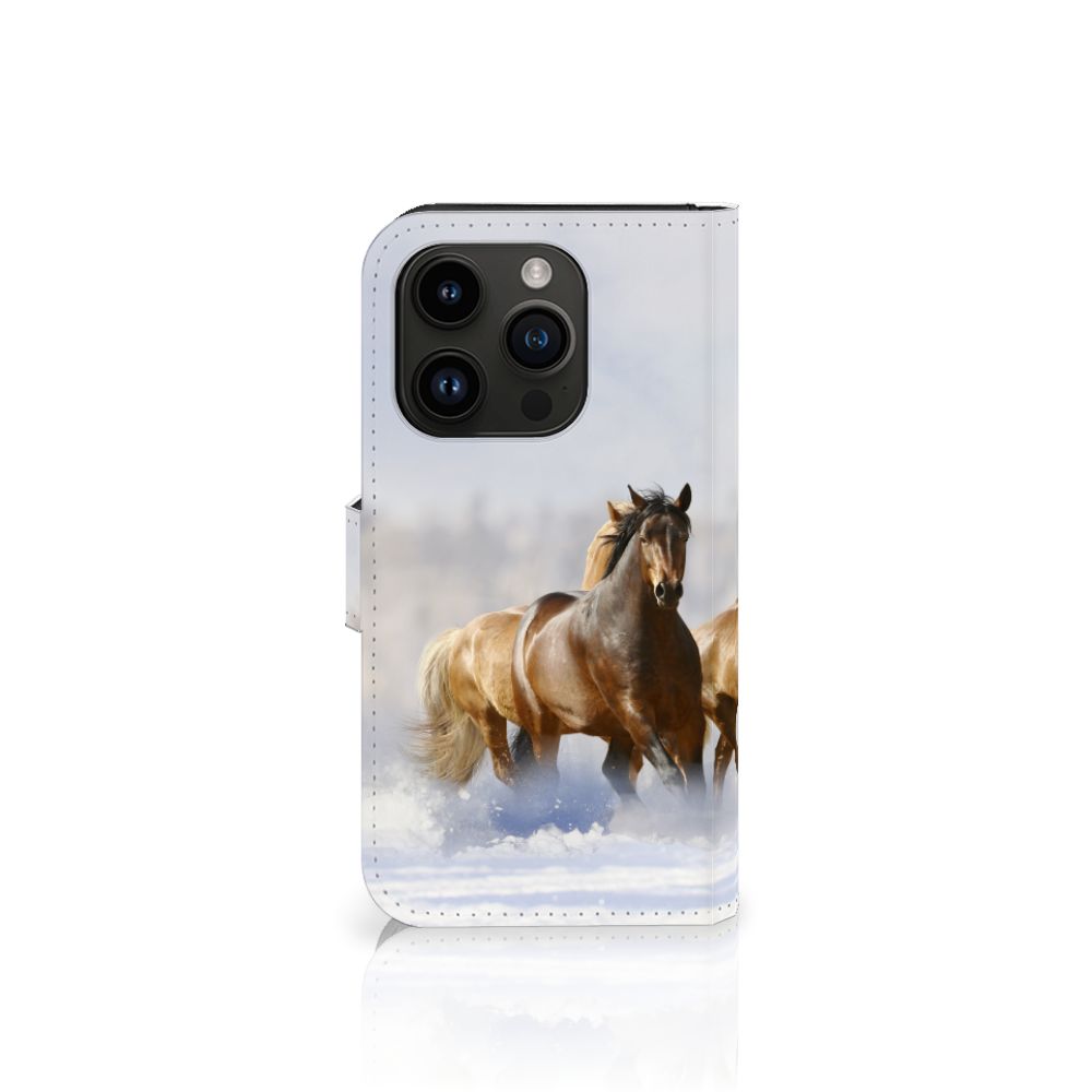 iPhone 15 Pro Telefoonhoesje met Pasjes Paarden met rijdende paarden op de voorkant, perfect voor paardenliefhebbers.