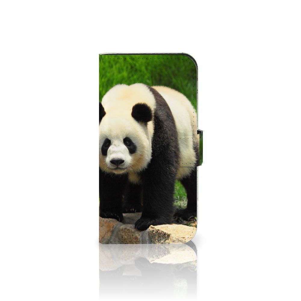 iPhone 15 Pro Telefoonhoesje met Pasjes Panda met een afbeelding van een panda op de hoes.