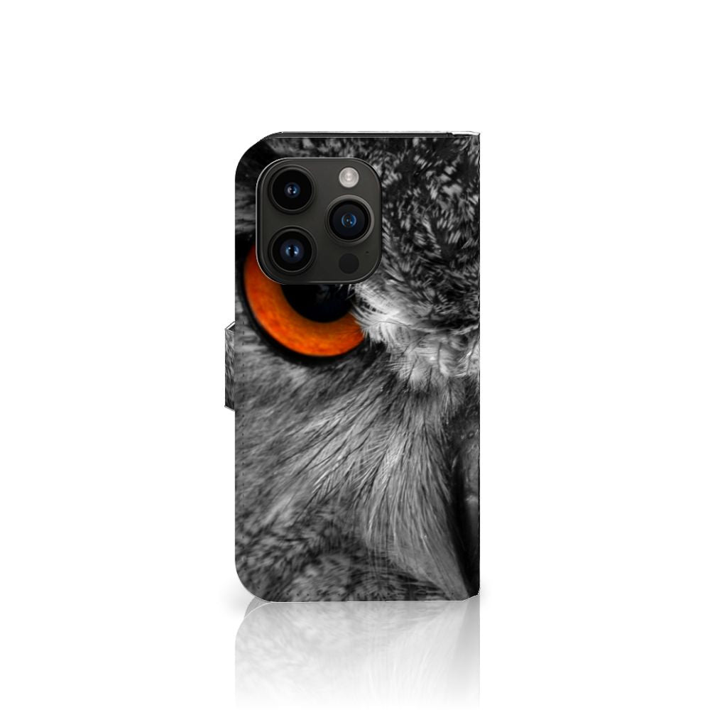 iPhone 15 Pro Telefoonhoesje met Pasjes Uil met een opvallende uilenprint en een feloranje oog 🦉.