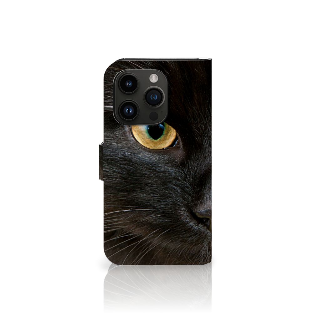 iPhone 15 Pro Telefoonhoesje met Pasjes Zwarte Kat met close-up van een zwarte kat 🐱.