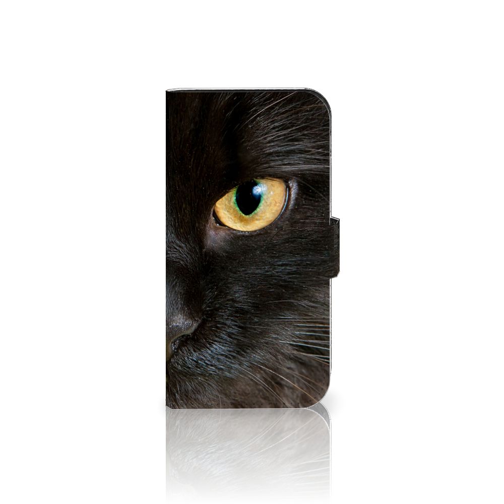 iPhone 15 Pro Telefoonhoesje met Pasjes Zwarte Kat met een close-up van een zwarte kat met gouden ogen.