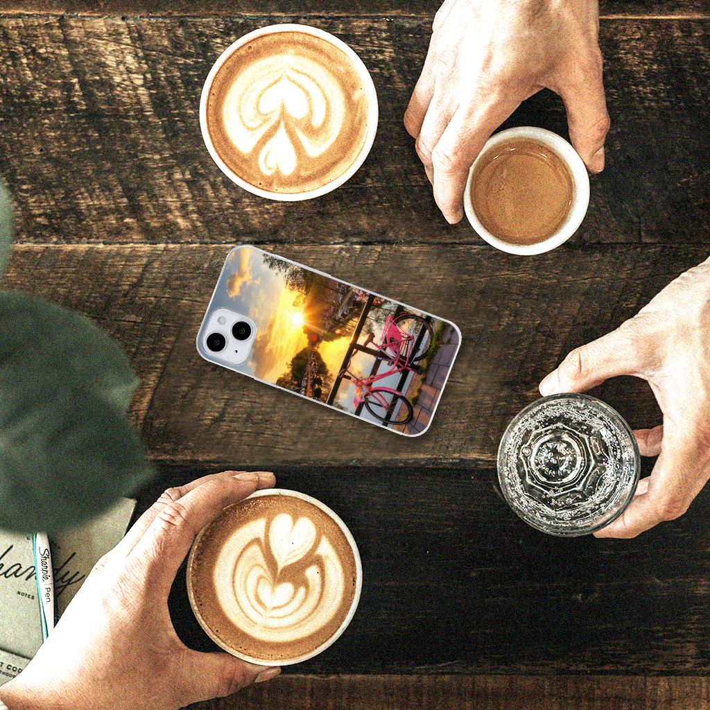 iPhone 15 Siliconen Back Cover Amsterdamse Grachten design met uitzicht op koffie en fiets