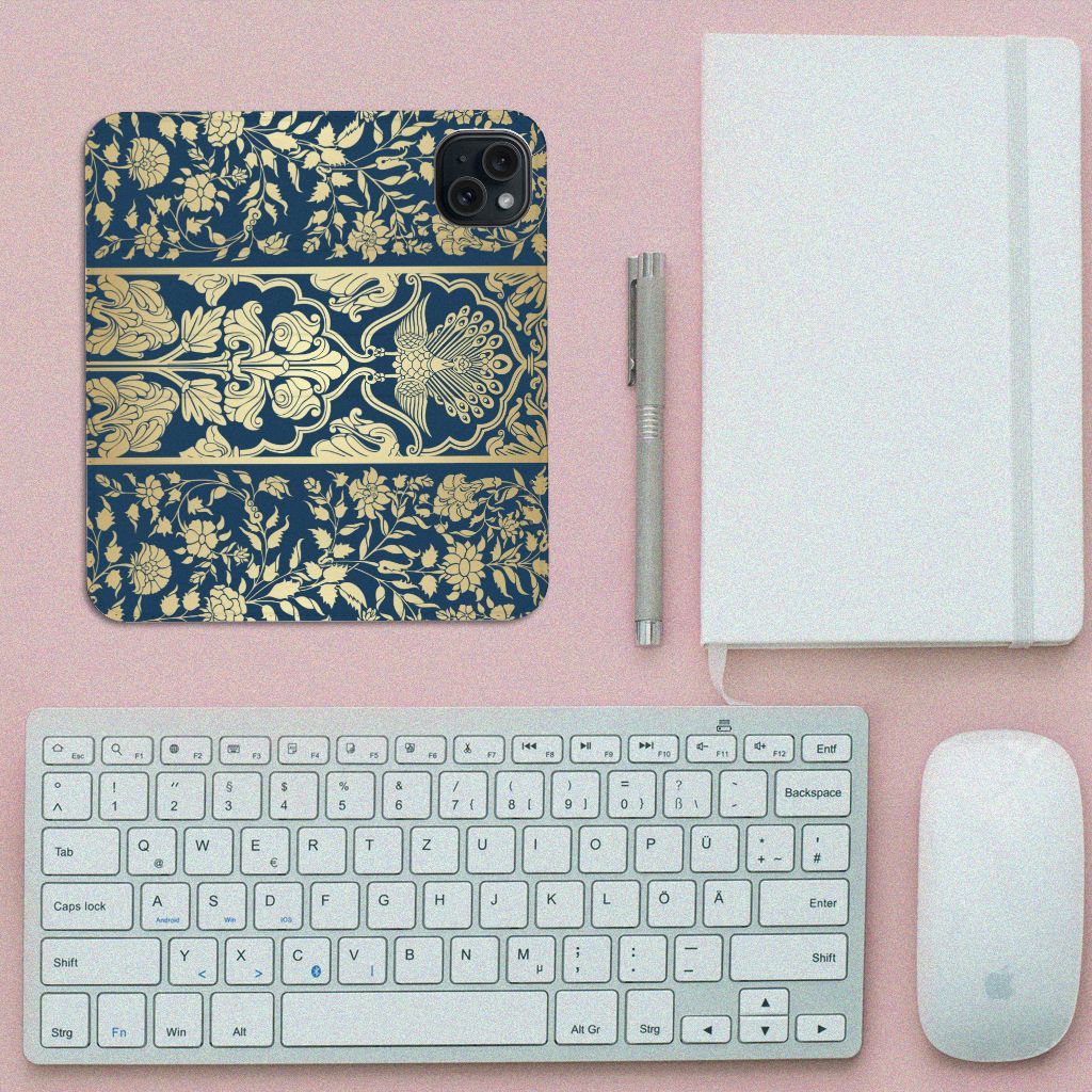 iPhone 15 Smart Cover Beige Flowers met donkerblauwe achtergrond en gouden bloemen design op bureau.