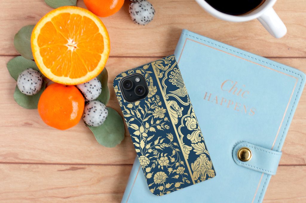 iPhone 15 Smart Cover Beige Flowers met chique gouden bloemen op donkerblauwe achtergrond en fruit. 🍊