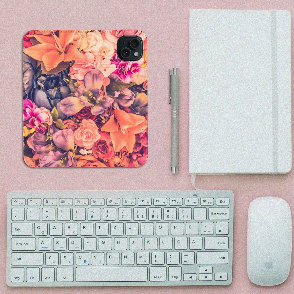 iPhone 15 Smart Cover Bosje Bloemen met kleurrijke bloemenprint op bureau met toetsenbord en notitieboekje.
