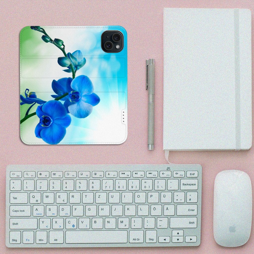 iPhone 15 Smart Cover Orchidee Blauw met kleurrijke orchideeën op een bureau met een toetsenbord en notitieboek 🪴.
