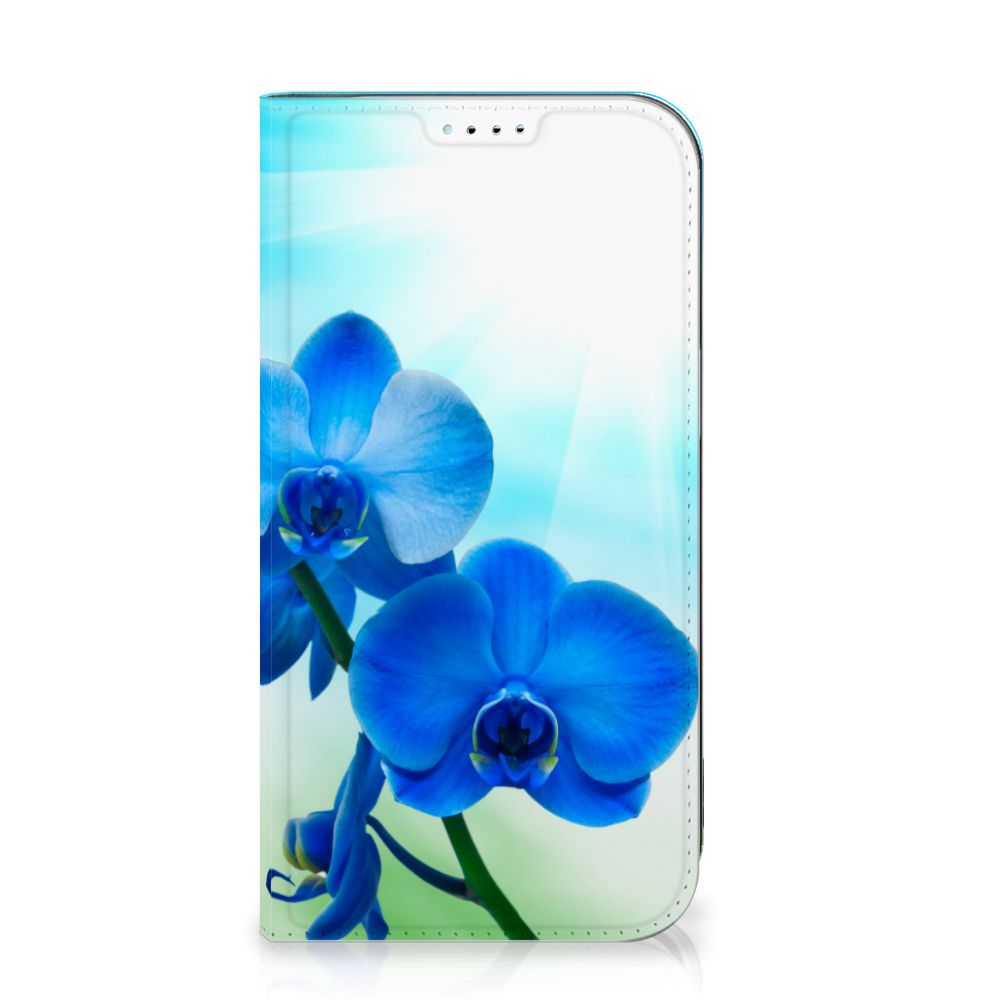 iPhone 15 Smart Cover Orchidee Blauw met prachtige blauwe orchideeën 🌸 op een elegante achtergrond.