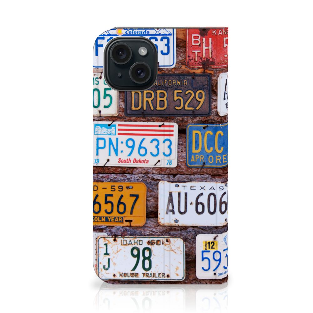 iPhone 15 Stand Case Kentekenplaten met een kleurrijk collage van Amerikaanse kentekenplaten.
