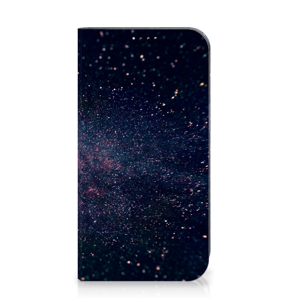 iPhone 15 Stand Case Stars met een sterrenhemel design in paars en blauw op een zwarte achtergrond 🌌.