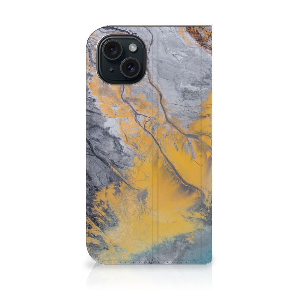 iPhone 15 Standcase Marble Blue Gold met marmerdesign in blauw en goud, perfect voor stijlvolle bescherming.