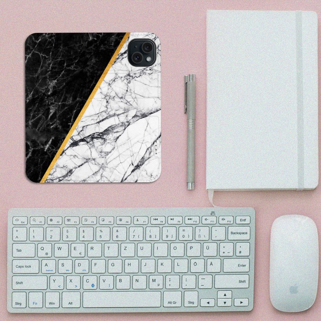 iPhone 15 Standcase Marmer Wit Zwart - Origineel Cadeau Man met zwart-wit marmer en gouden accent. 🖤🤍