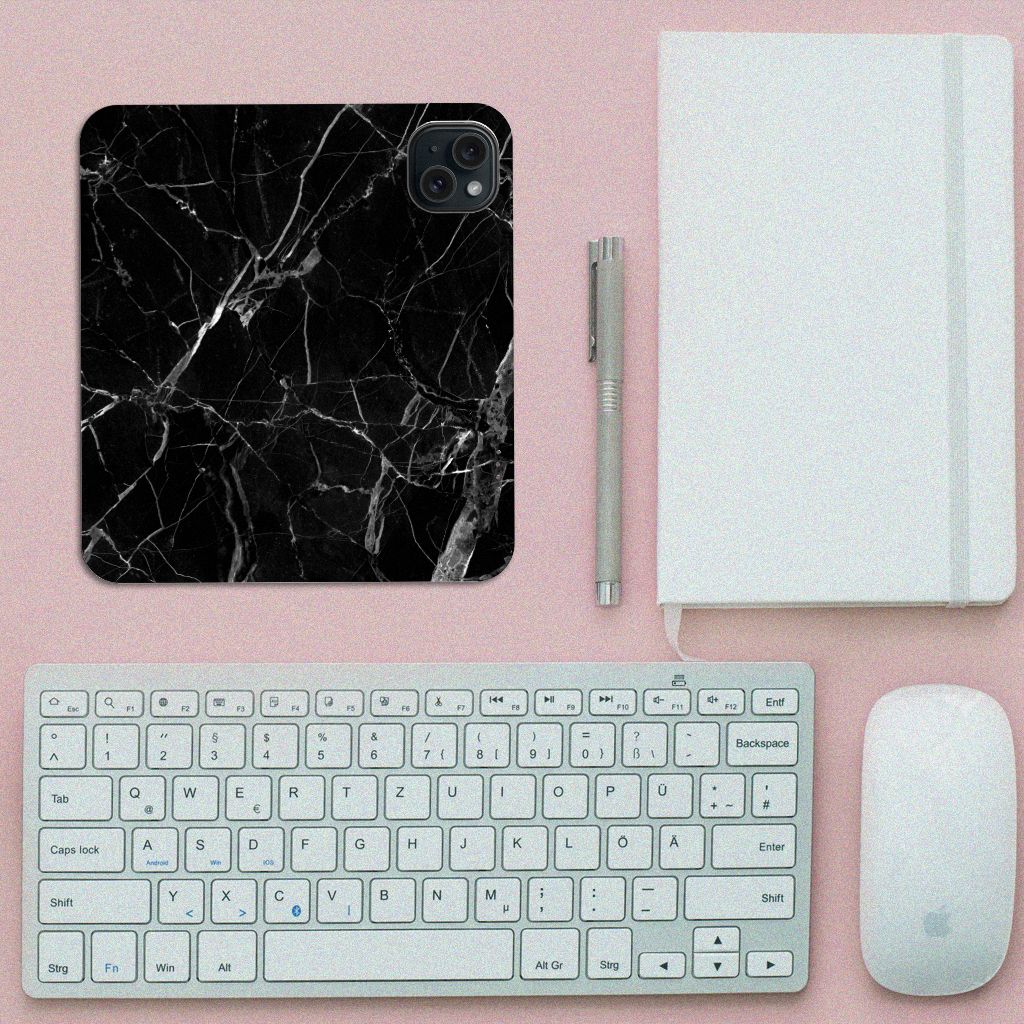 iPhone 15 Standcase Marmer Zwart - Origineel Cadeau Vader op een bureau met een toetsenbord en muis.
