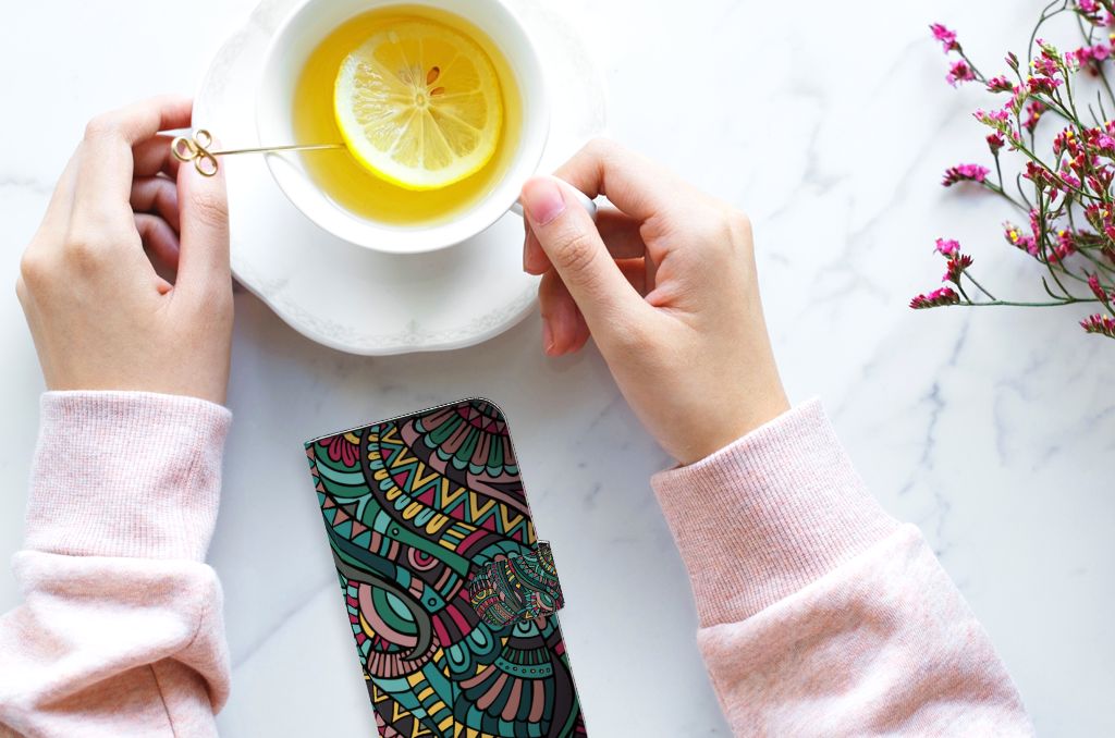 iPhone 15 Telefoon Hoesje Aztec met kleurrijke print en hand die een kopje thee vast houdt ☕