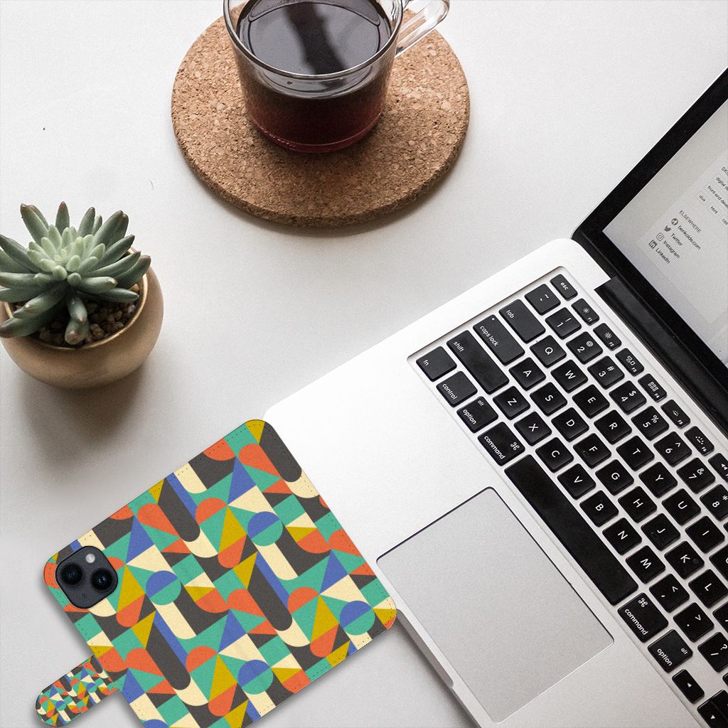 iPhone 15 Telefoon Hoesje Funky Retro met kleurrijk patroon op bureau met laptop en koffie