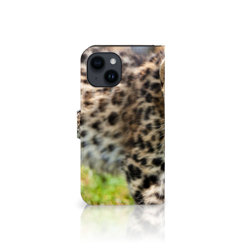 iPhone 15 Telefoonhoesje met Pasjes Baby Luipaard telefoonhoesje design luipaard vooraanzicht