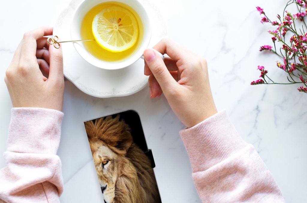 iPhone 15 Telefoonhoesje met Pasjes Leeuw naast een kopje thee met citroen en bloemen.