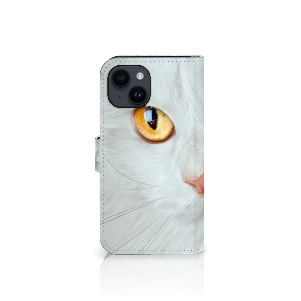 iPhone 15 Telefoonhoesje met Pasjes Witte Kat met unieke ogen en design van een witte kat 🐱.