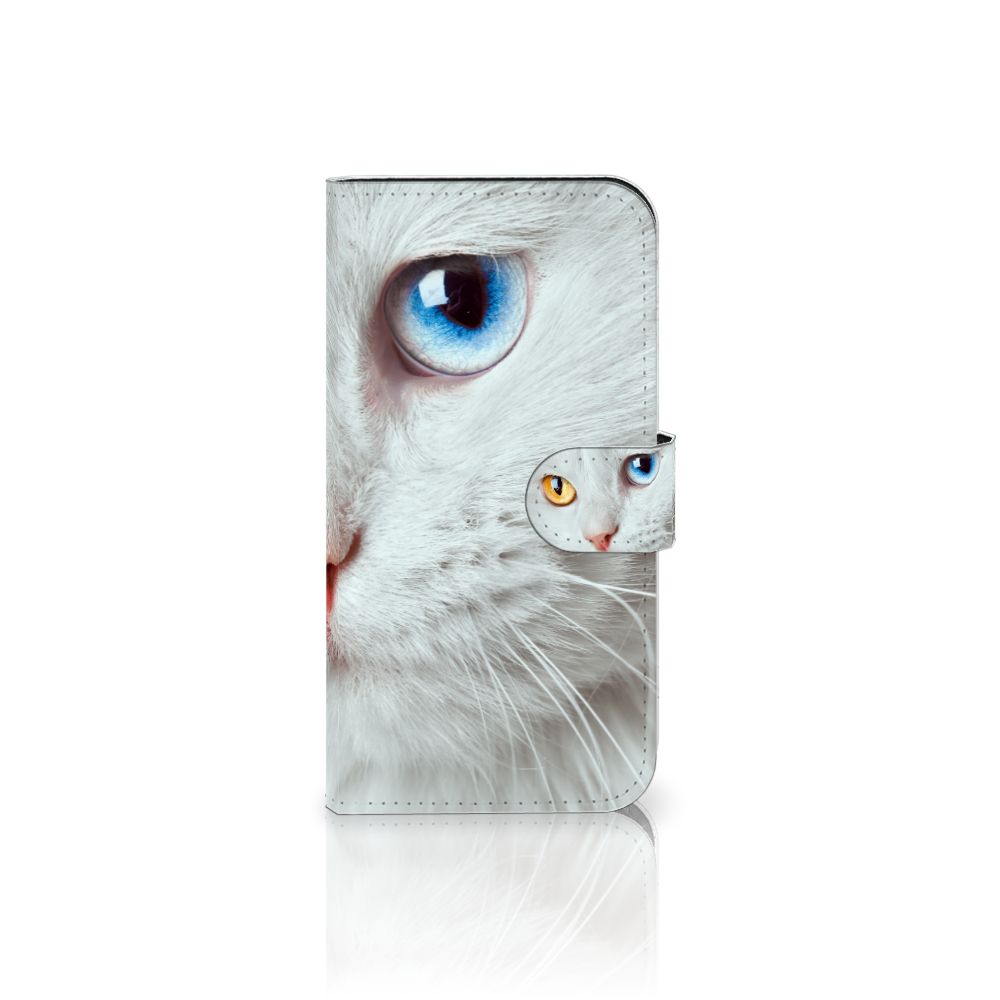 iPhone 15 Telefoonhoesje met Pasjes Witte Kat met unieke ogen in blauw en rood 🎨