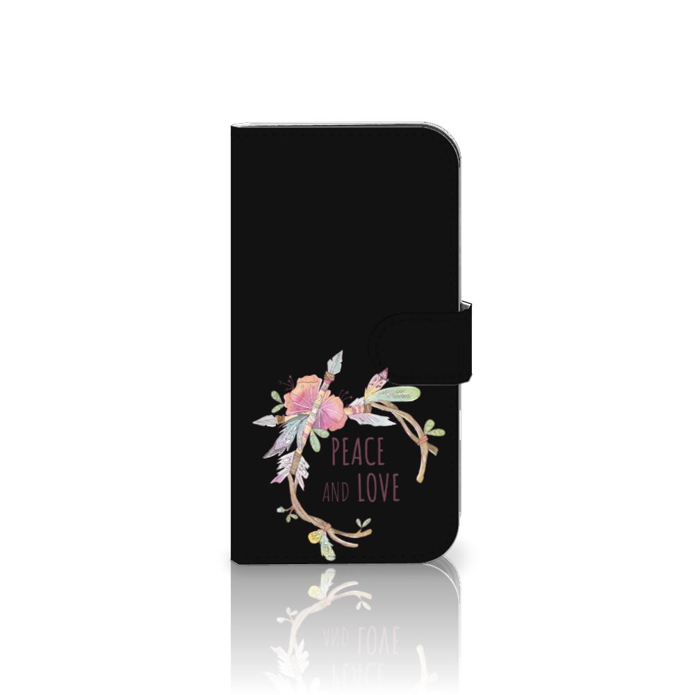 iPhone 16 Leuk Hoesje Boho Text telefoonhoesje zwarte voorkant met bloemen en tekst peace and love