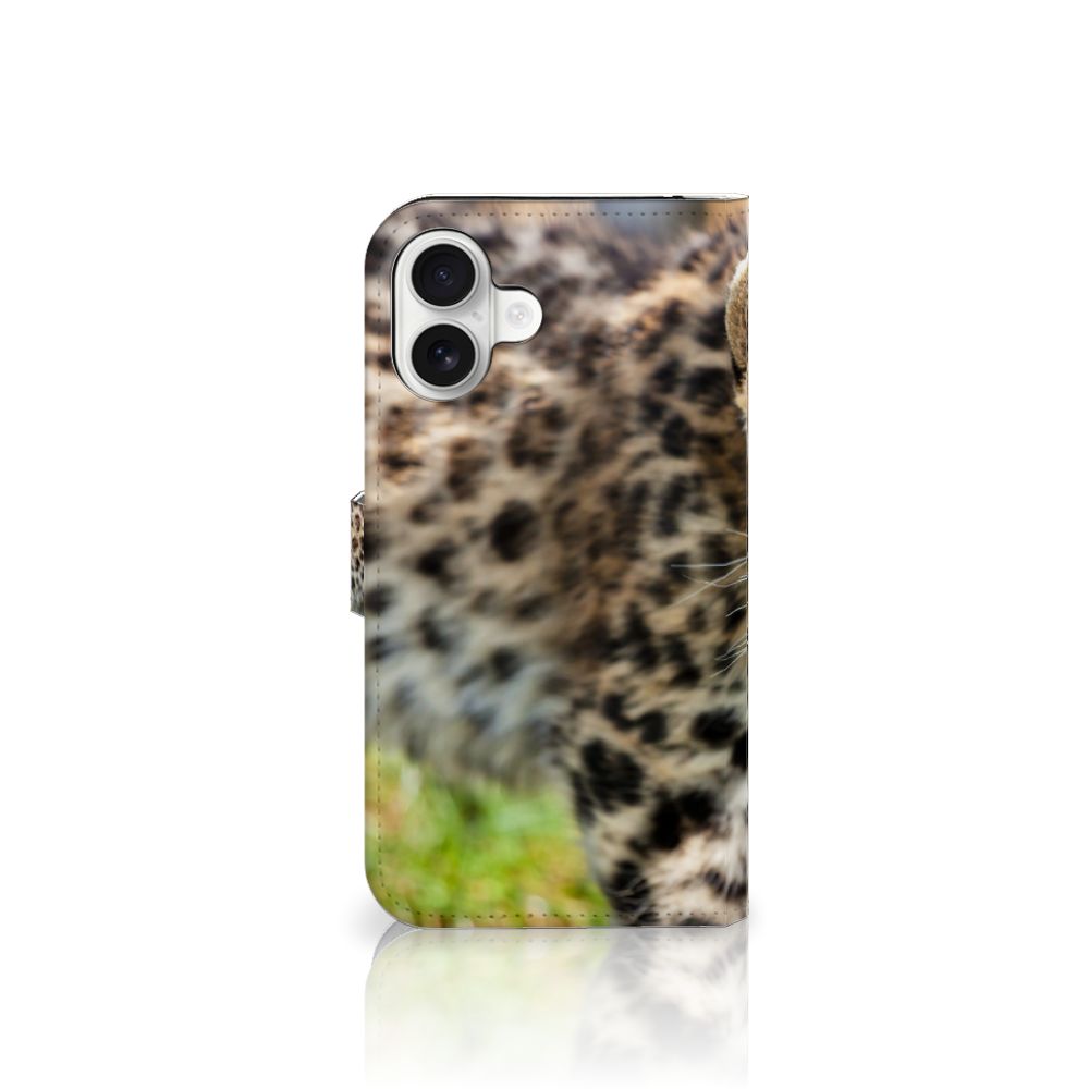 iPhone 16 Plus Telefoonhoesje met Pasjes Baby Luipaard design baby luipaard aanzicht