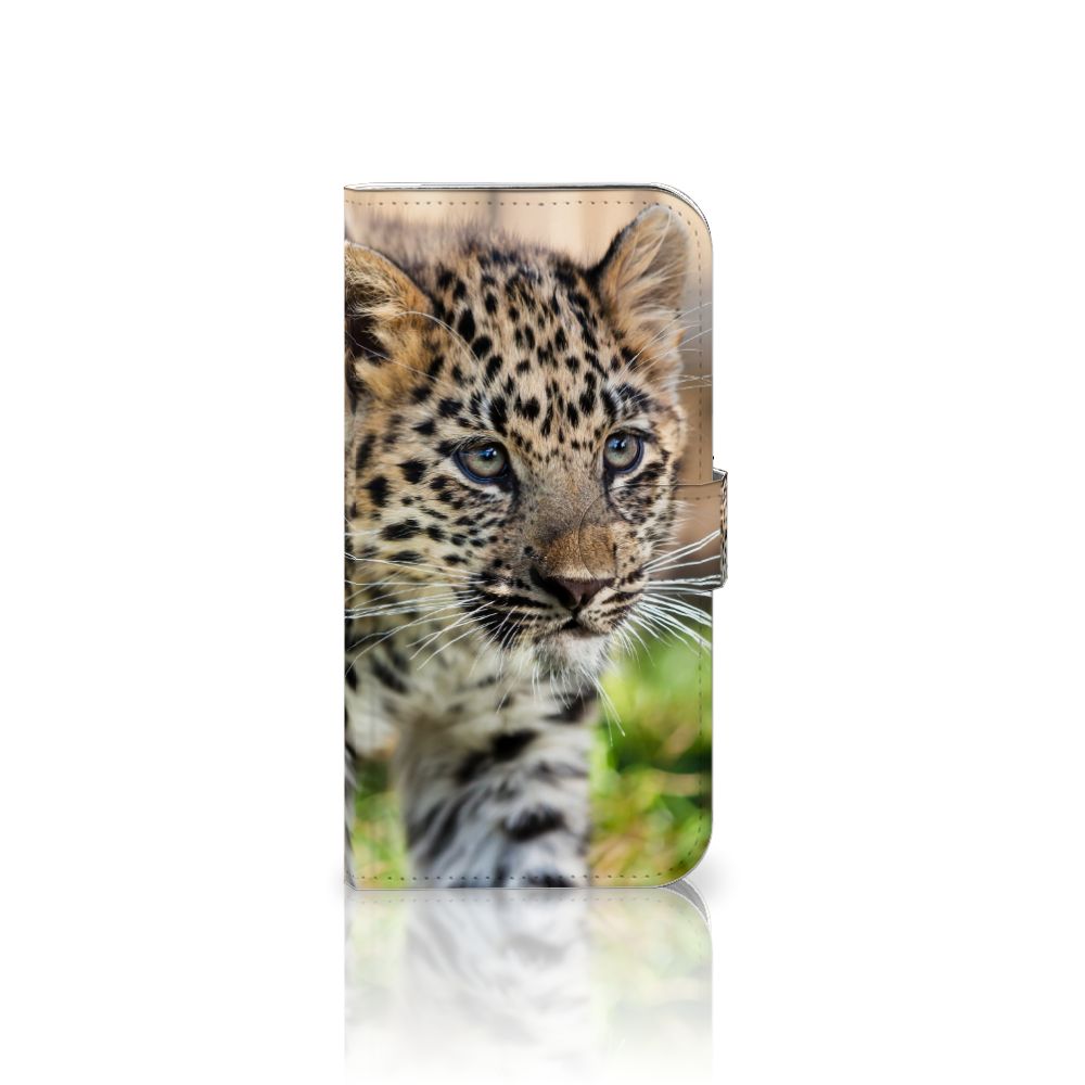 iPhone 16 Plus Telefoonhoesje met Pasjes Baby Luipaard design baby luipaard aanzicht