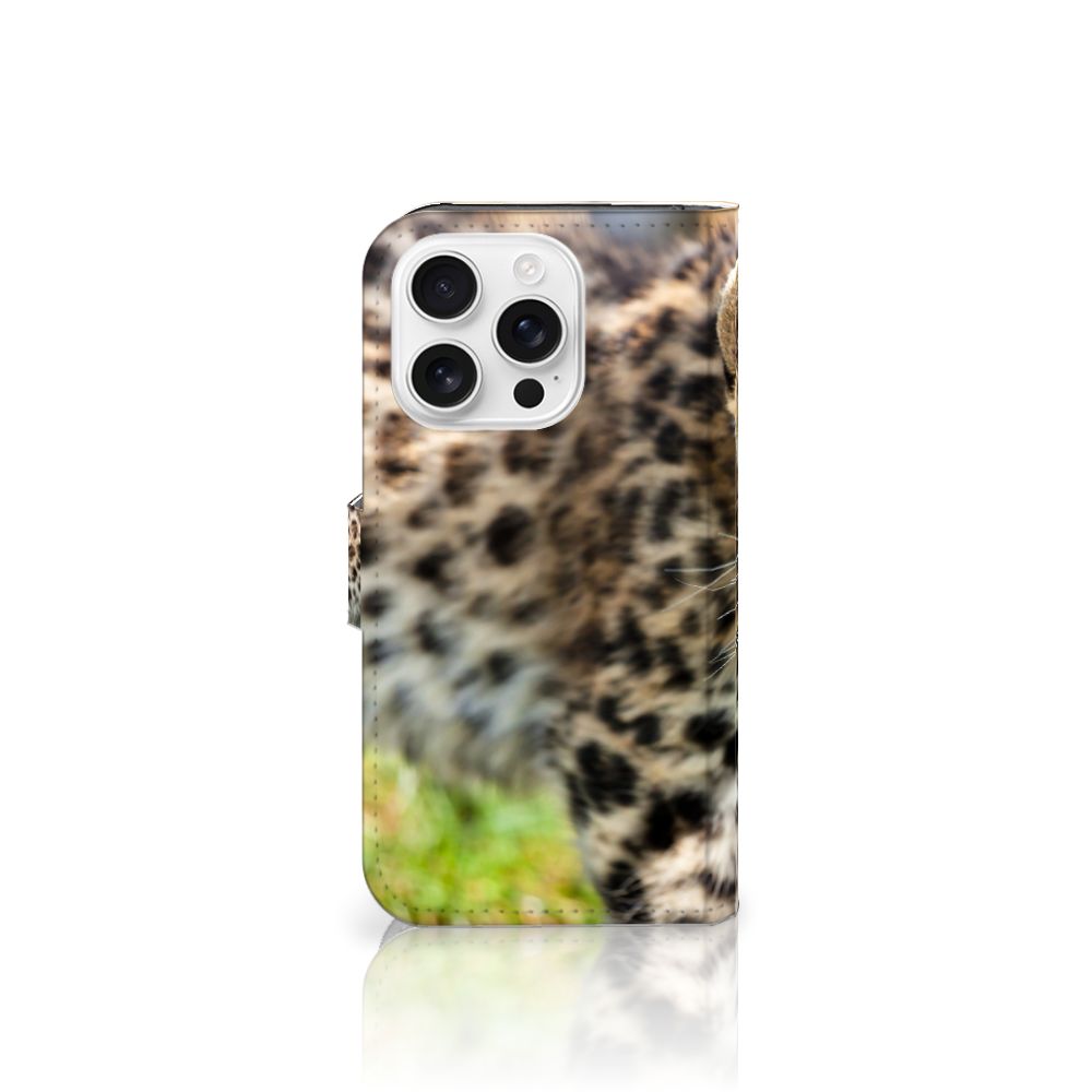 iPhone 16 Pro Telefoonhoesje met Pasjes Baby Luipaard design baby luipaard aanzicht