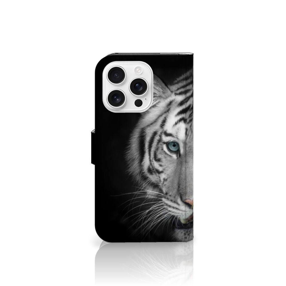 Apple iPhone 16 Pro Telefoonhoesje met Pasjes Tijger design tijger aanzicht