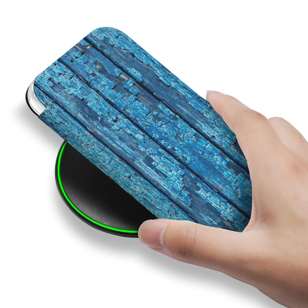 iPhone 17 Pro Book Wallet Case Wood Blue hand aanhoudt wireless charger blauw houtprint