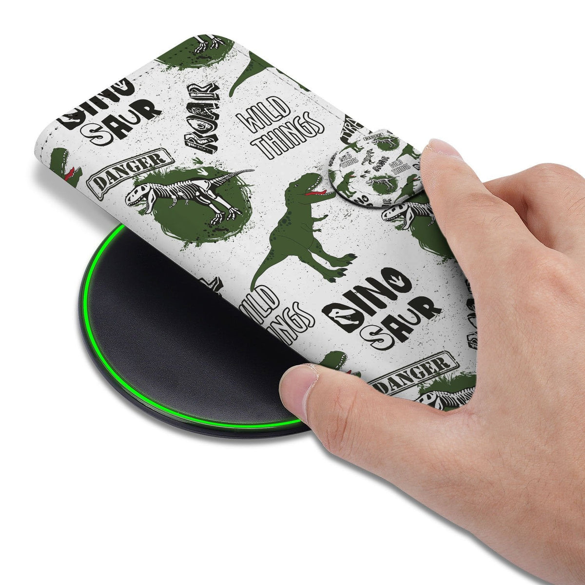 Groene Dinosaurus bookcase om een iPhone 18 Pro, vastgehouden in de hand