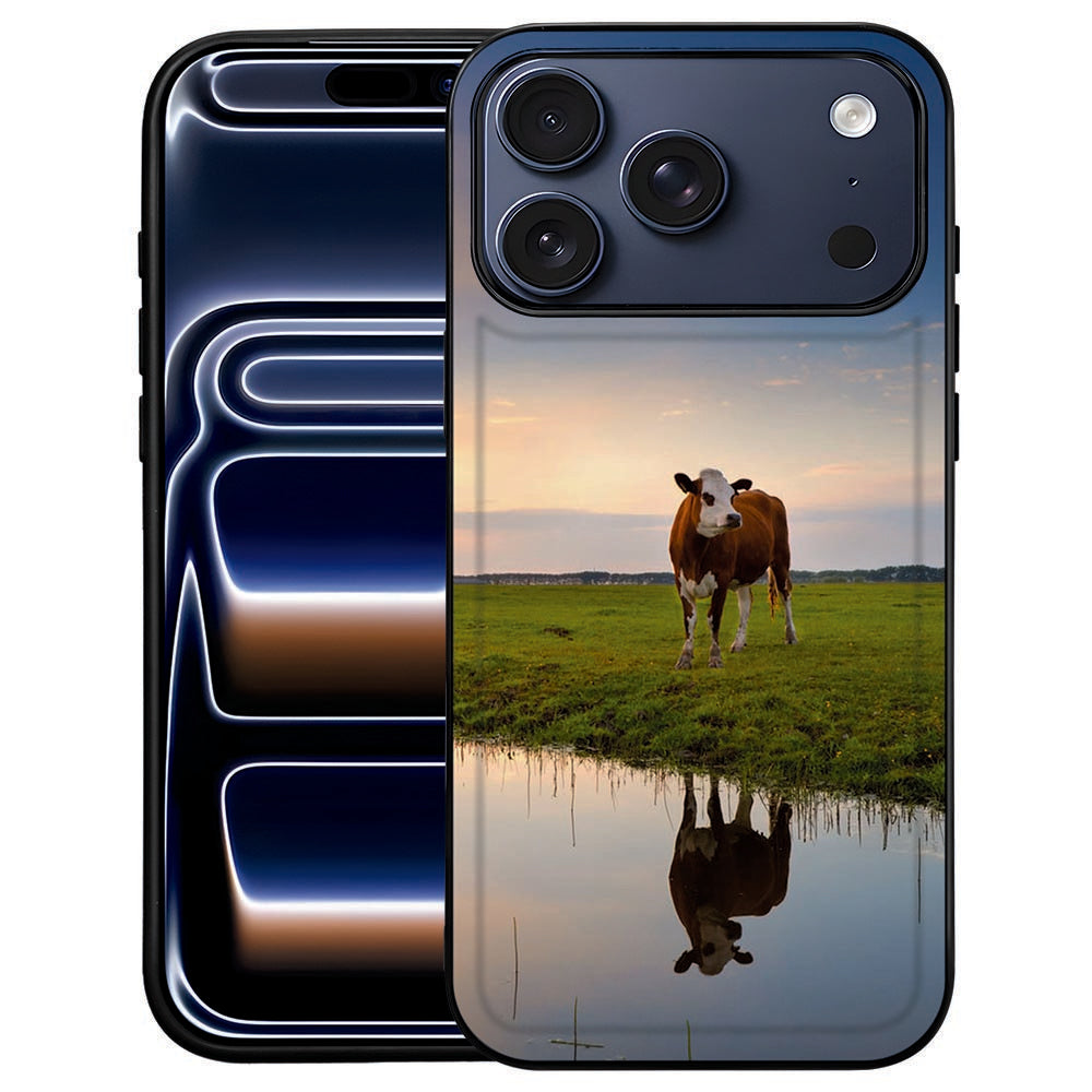 Koe iPhone 18 Pro Max backcover met koeienprint en oranje tinten op de kunstleren achterkant