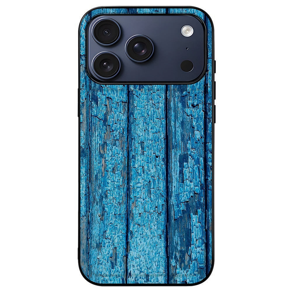 iPhone 18 Pro Max in het Wood Blue hoesje, blauwe planken binnen het zwarte kader rond de camera