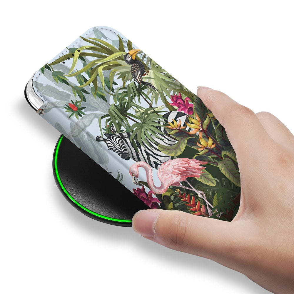 Apple iPhone 18 Pro Max Jungle Book Cover hand aan draadloze oplader groene achtergrond