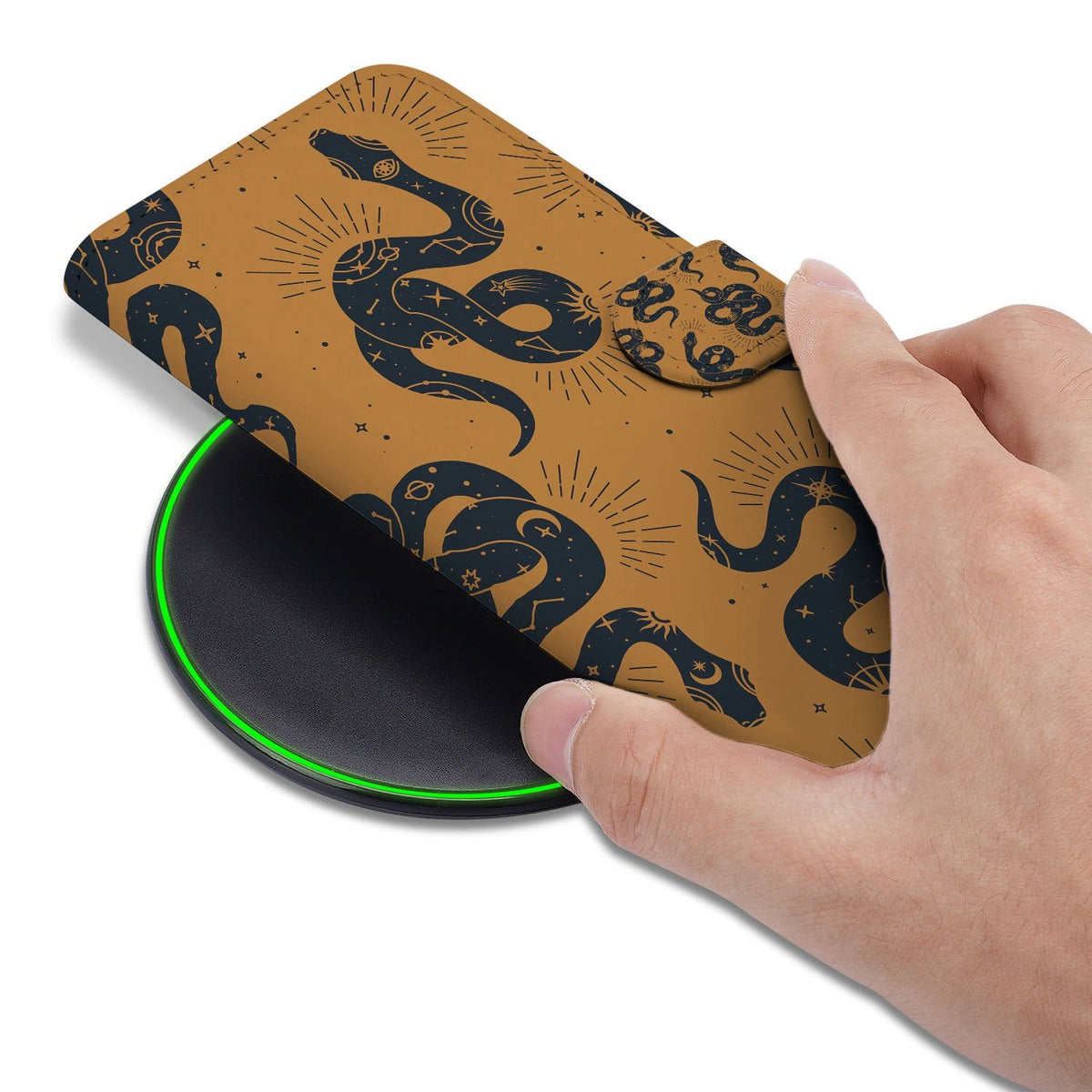 Een hand houdt de iPhone 18 Pro Max vast in het bruin-zwarte Snakes-hoesje met pasjes